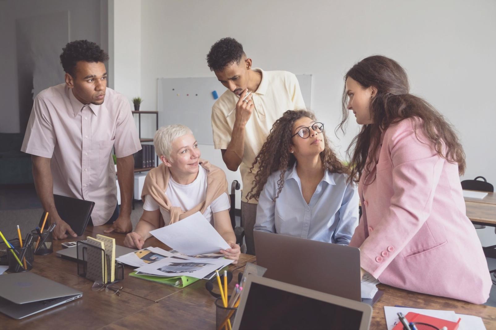 Équipe de consultants au travail