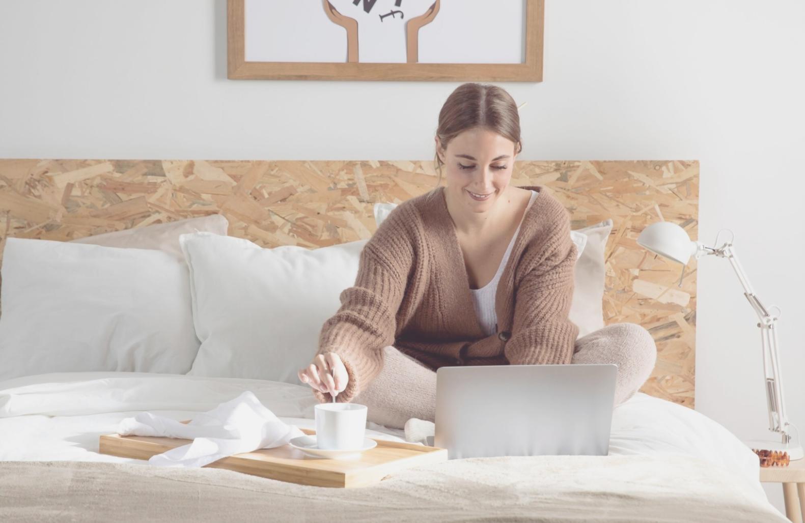 Salle de formation avec participants travaillant sur des études de cas financiers