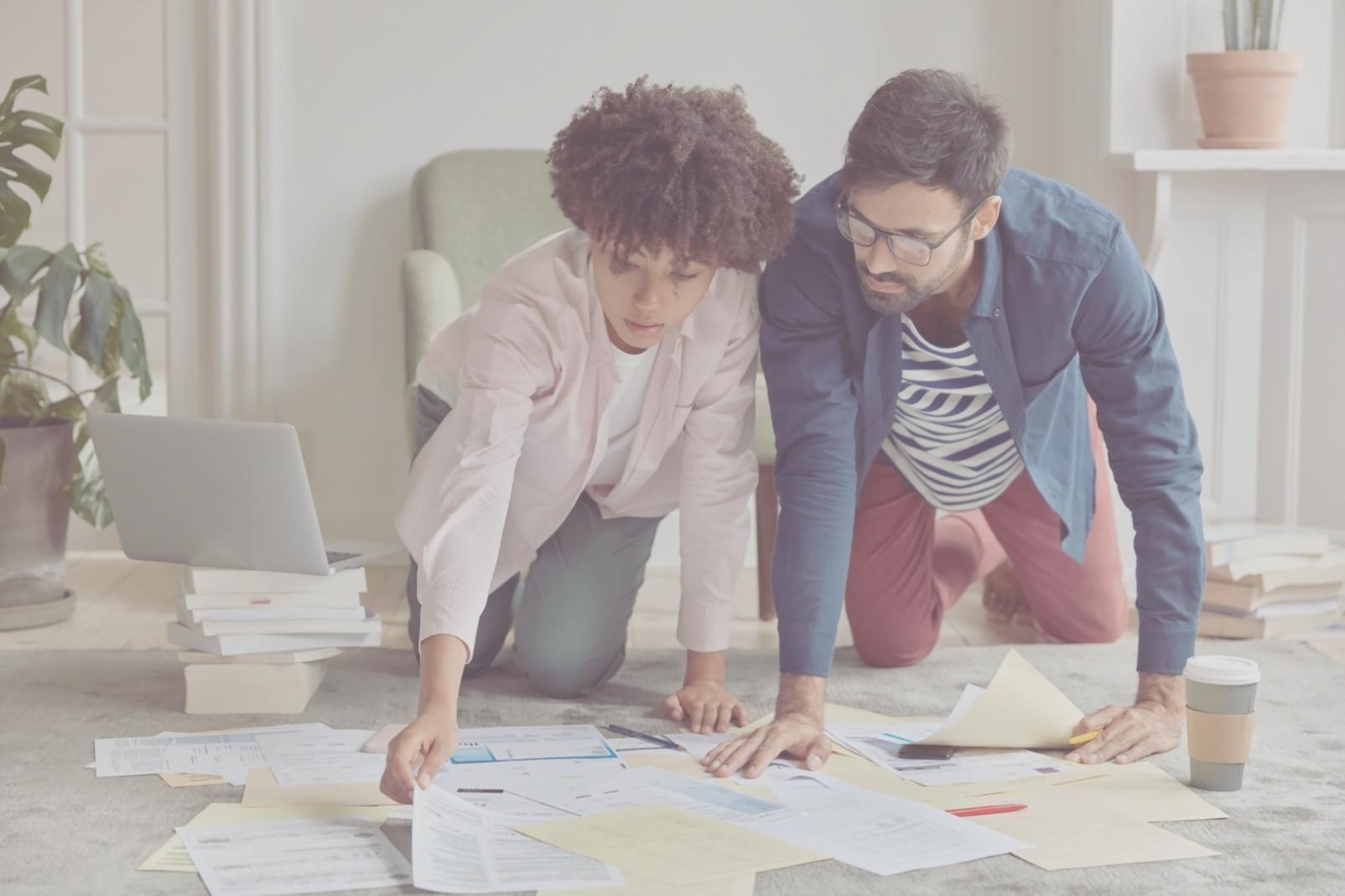 Équipe delvarioniq analysant des documents financiers lors d'une session de travail collaborative